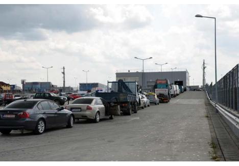COADĂ. Peste 150 de camioane şi autoturisme stau la rând în fiecare zi, pentru control, la sediul RAR din Oradea.  Dacă până mai ieri solicitanţii primeau termene de pe o zi pe alta, acum sunt programaţi abia pentru luna august